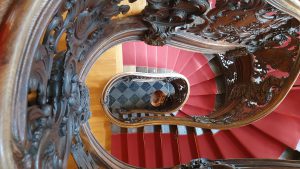 Die beeindruckende Treppe im roten Haus