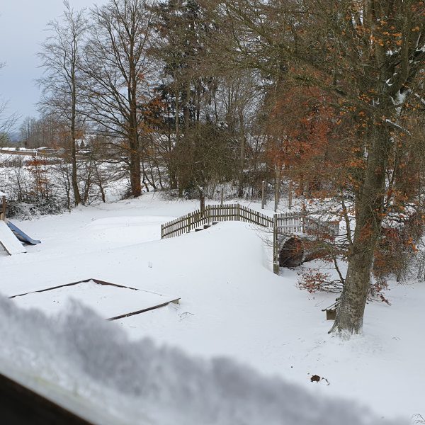 Schnee im Spielegarten